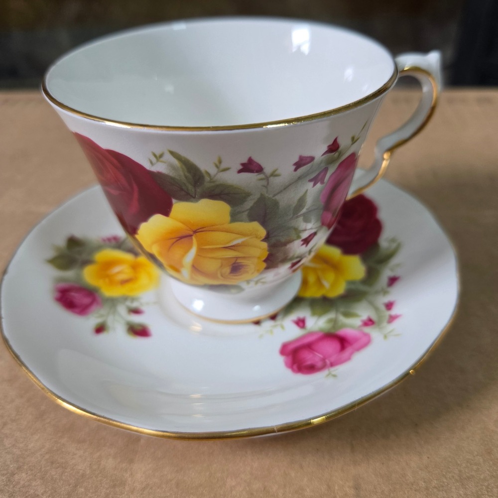 Queen Anne Bone China Tea Cup‎ & Saucer Set Red Yellow Rose Made in England 8519